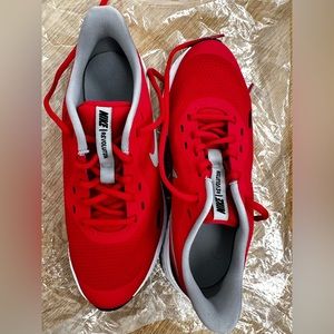 NWT Nike revolution big kids- size 6 (women’s 7.5)